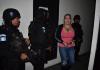 María Marta Castañeda Torres espera en carceletas mientras el juzgado de turno fija hora para darle a conocer los motivos de su detención. Foto La Hora: Daniel Ramírez