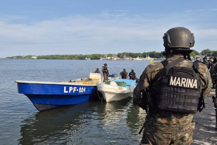 Personal de la Marina de la Defensa Nacional interceptaron dos embarcaciones de origen mexicano en costa del Pacífico.