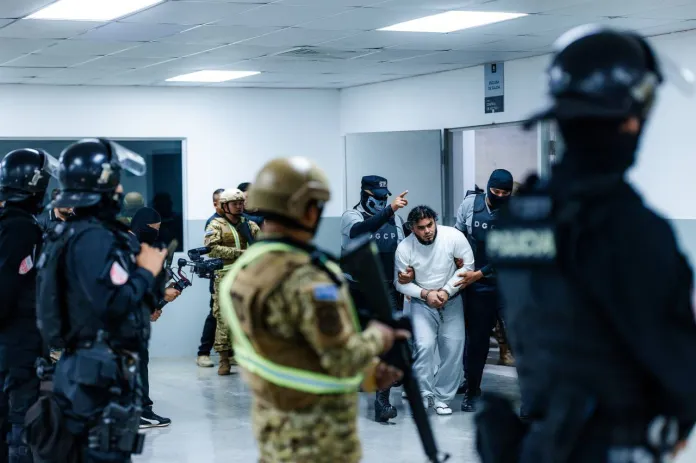 Algunos de los migrantes tras aterrizar en Venezuela. Foto La Hora: Agentes Azules.