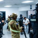Algunos de los migrantes tras aterrizar en Venezuela. Foto La Hora: Agentes Azules.