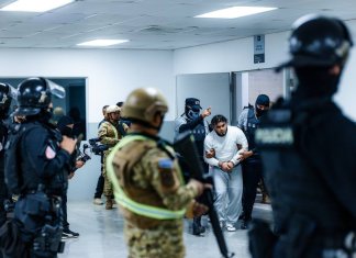 Algunos de los migrantes tras aterrizar en Venezuela. Foto La Hora: Agentes Azules.