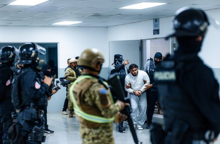 Algunos de los migrantes tras aterrizar en Venezuela. Foto La Hora: Agentes Azules.