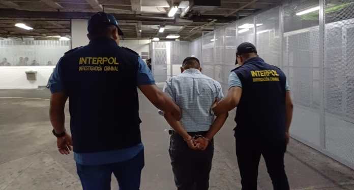 Capturan a un hombre tras arribar en un vuelo para deportados proveniente de Miami