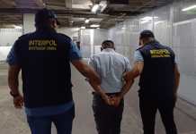 Capturan a un hombre tras arribar en un vuelo para deportados proveniente de Miami