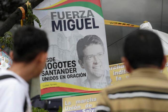 Fotografía de archivo de personas orando en un altar improvisado frente a la Fundación Santa Fe, donde estaba hospitalizado el senador colombiano Miguel Uribe Turbay. Foto La Hora: EFE.