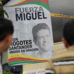 Fotografía de archivo de personas orando en un altar improvisado frente a la Fundación Santa Fe, donde estaba hospitalizado el senador colombiano Miguel Uribe Turbay. Foto La Hora: EFE.