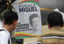 Fotografía de archivo de personas orando en un altar improvisado frente a la Fundación Santa Fe, donde estaba hospitalizado el senador colombiano Miguel Uribe Turbay. Foto La Hora: EFE.