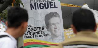 Fotografía de archivo de personas orando en un altar improvisado frente a la Fundación Santa Fe, donde estaba hospitalizado el senador colombiano Miguel Uribe Turbay. Foto La Hora: EFE.