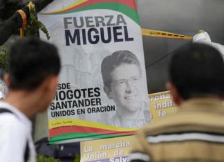 Fotografía de archivo de personas orando en un altar improvisado frente a la Fundación Santa Fe, donde estaba hospitalizado el senador colombiano Miguel Uribe Turbay. Foto La Hora: EFE.