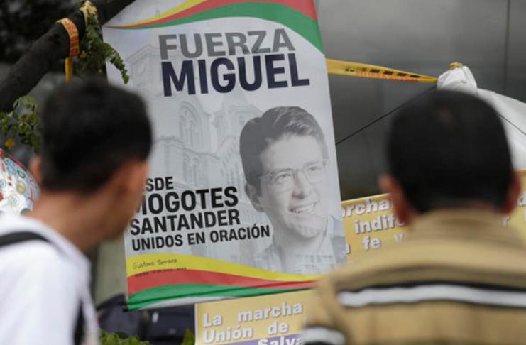 Fotografía de archivo de personas orando en un altar improvisado frente a la Fundación Santa Fe, donde estaba hospitalizado el senador colombiano Miguel Uribe Turbay. Foto La Hora: EFE.