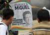 Fotografía de archivo de personas orando en un altar improvisado frente a la Fundación Santa Fe, donde estaba hospitalizado el senador colombiano Miguel Uribe Turbay. Foto La Hora: EFE.