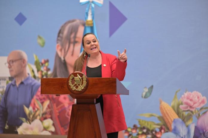 Ministra de Educación, Anabella Giracca.