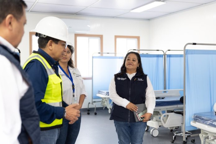Instalación de la UCEE de módulos prefabricados para atención médica en Amatitlán