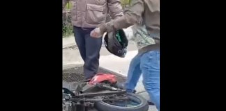 Video: Motorista destruye su motocicleta durante operativo en Santa Catarina Pinula