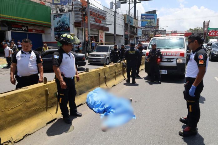 Motorista fallecido tras accidente de tránsito en la calzada Roosevelt. Foto La Hora: CBV