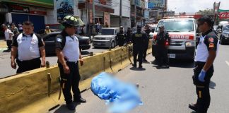 Motorista fallecido tras accidente de tránsito en la calzada Roosevelt. Foto La Hora: CBV