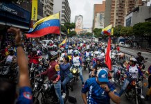 Motoristas salen a las calles de Caracas en respaldo a Maduro y rechazan amenazas de EE. UU. Miles de motoristas recorren Caracas en respaldo a Maduro y contra las "amenazas" de EEUU