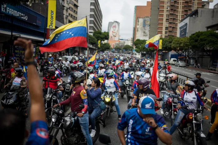 Miles de motoristas recorren Caracas en respaldo a Maduro y contra las Miles de motoristas recorren Caracas en respaldo a Maduro y contra las