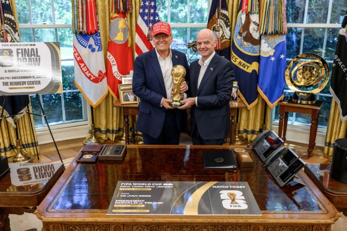 El presidente Donald J. Trump y el presidente de la FIFA, Gianni Infantino, en la presentación del sorteo del Mundial 2026. Foto La Hora: Casa Blanca