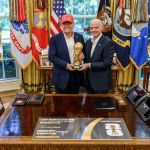 El presidente Donald J. Trump y el presidente de la FIFA, Gianni Infantino, en la presentación del sorteo del Mundial 2026. Foto La Hora: Casa Blanca