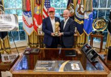 El presidente Donald J. Trump y el presidente de la FIFA, Gianni Infantino, en la presentación del sorteo del Mundial 2026. Foto La Hora: Casa Blanca