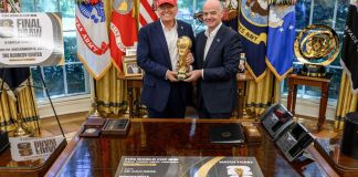 El presidente Donald J. Trump y el presidente de la FIFA, Gianni Infantino, en la presentación del sorteo del Mundial 2026. Foto La Hora: Casa Blanca