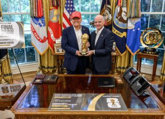 El presidente Donald J. Trump y el presidente de la FIFA, Gianni Infantino, en la presentación del sorteo del Mundial 2026. Foto La Hora: Casa Blanca