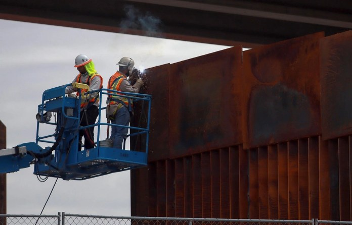 Muro fronterizo será pintado de negro para dificultar cruces migratorios. Foto La Hora: EFE.