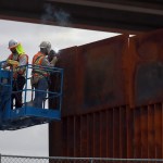Muro fronterizo será pintado de negro para dificultar cruces migratorios. Foto La Hora: EFE.