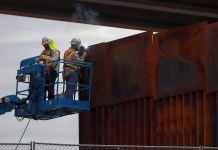 Muro fronterizo será pintado de negro para dificultar cruces migratorios. Foto La Hora: EFE.