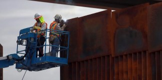 Muro fronterizo será pintado de negro para dificultar cruces migratorios. Foto La Hora: EFE.