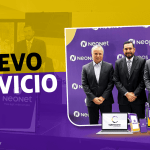 Representantes de NeoNet presentando nuevo servicio