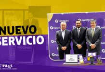 Representantes de NeoNet presentando nuevo servicio