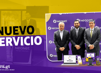 Representantes de NeoNet presentando nuevo servicio