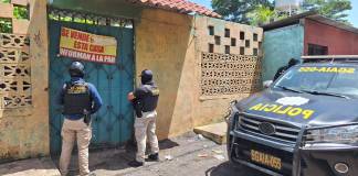 PNC descubre guarida de pandilleros del Barrio 18 que custodiaban a «El Lobo» PNC descubre guarida del Barrio 18 que custodiaban al "El Lobo"