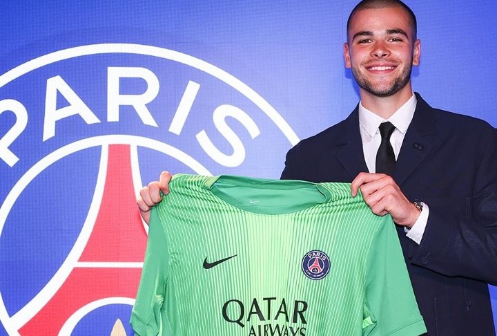 PSG Lucas Chevalier