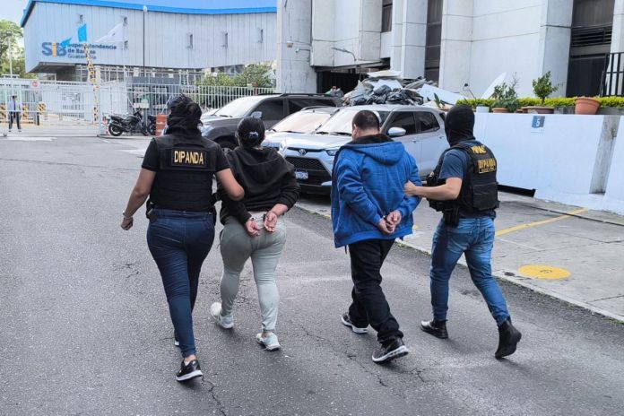 Padre e hija, alias “canche” y “china” fueron capturados tras allanamiento en Santa Catarina Pinula . Foto La Hora: PNC