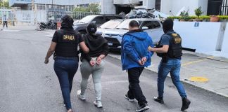 Padre e hija, alias “canche” y “china” fueron capturados tras allanamiento en Santa Catarina Pinula . Foto La Hora: PNC
