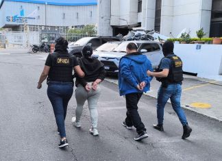Padre e hija, alias “canche” y “china” fueron capturados tras allanamiento en Santa Catarina Pinula . Foto La Hora: PNC