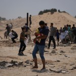 Palestinos reciben ayuda humanitaria de paquetes enviados por los Emiratos Árabes Unidos en Deir al-Balah, Franja de Gaza, el 9 de agosto del 2025. (AP foto/Abdel Kareem Hana)