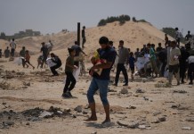 Palestinos reciben ayuda humanitaria de paquetes enviados por los Emiratos Árabes Unidos en Deir al-Balah, Franja de Gaza, el 9 de agosto del 2025. (AP foto/Abdel Kareem Hana)