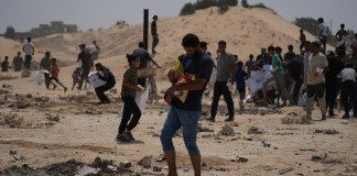 Palestinos reciben ayuda humanitaria de paquetes enviados por los Emiratos Árabes Unidos en Deir al-Balah, Franja de Gaza, el 9 de agosto del 2025. (AP foto/Abdel Kareem Hana)