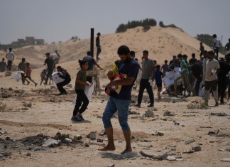 Palestinos reciben ayuda humanitaria de paquetes enviados por los Emiratos Árabes Unidos en Deir al-Balah, Franja de Gaza, el 9 de agosto del 2025. (AP foto/Abdel Kareem Hana)