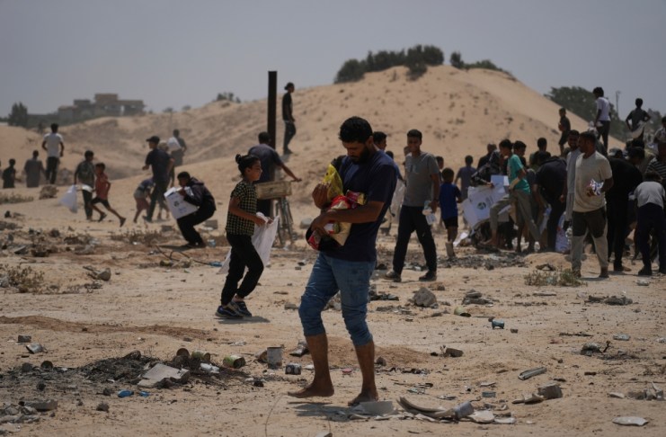 Palestinos reciben ayuda humanitaria de paquetes enviados por los Emiratos Árabes Unidos en Deir al-Balah, Franja de Gaza, el 9 de agosto del 2025. (AP foto/Abdel Kareem Hana)