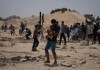 Palestinos reciben ayuda humanitaria de paquetes enviados por los Emiratos Árabes Unidos en Deir al-Balah, Franja de Gaza, el 9 de agosto del 2025. (AP foto/Abdel Kareem Hana)