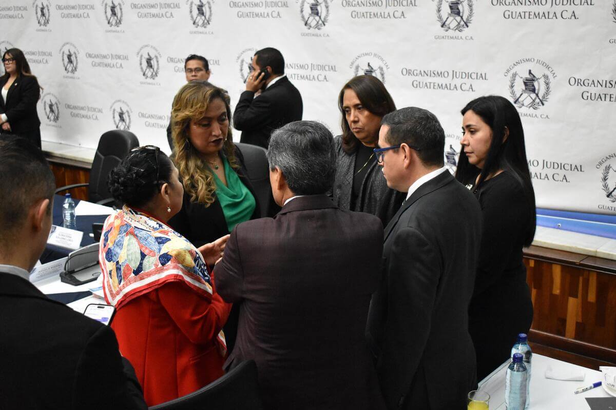 Claudia Paredes en reunión con cupula del MP tras finalizar reunión de Conabed. Foto La Hora: Daniel Ramírez