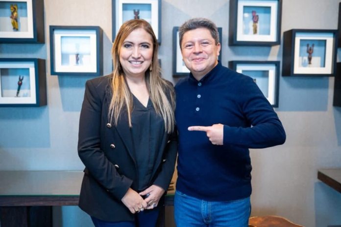 Magistrada Claudia Paredes, participó en un evento de ASPA junto a su dirigente Sergio Madrazo, el pasado 12 de julio. Foto La Hora: ASPA/FB