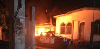 Patrulla de la PNC es incendiada tras que agentes evitaran el linchamiento de tres presuntos ladrones en La Nueva Concepción, Escuintla.