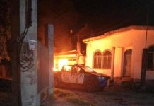 Video: patrulla de la PNC es incendiada luego de evitar el linchamiento de tres presuntos ladrones Patrulla de la PNC es incendiada tras que agentes evitaran el linchamiento de tres presuntos ladrones en La Nueva Concepción, Escuintla.