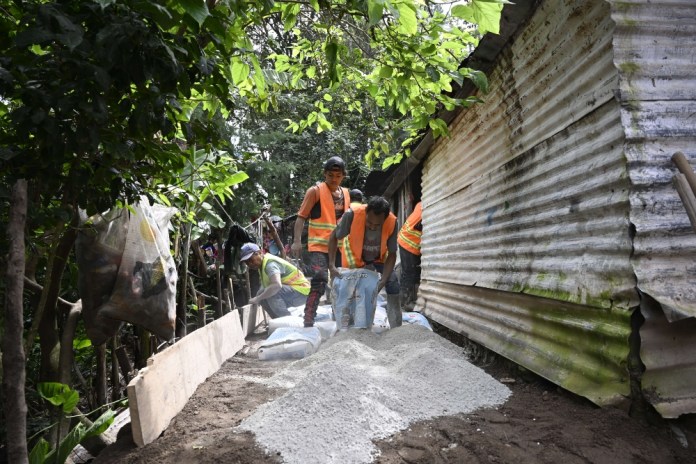 Cada hogar recibe 65 sacos de cemento para hacer su cambio de piso. Foto La Hora: Mides. 